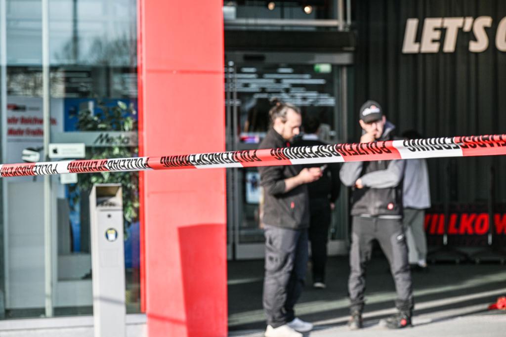 Zwei Mitarbeiter werden bei einem Messerangriff in einem Einkaufszentrum verletzt. - Foto: Jason Tschepljakow/dpa