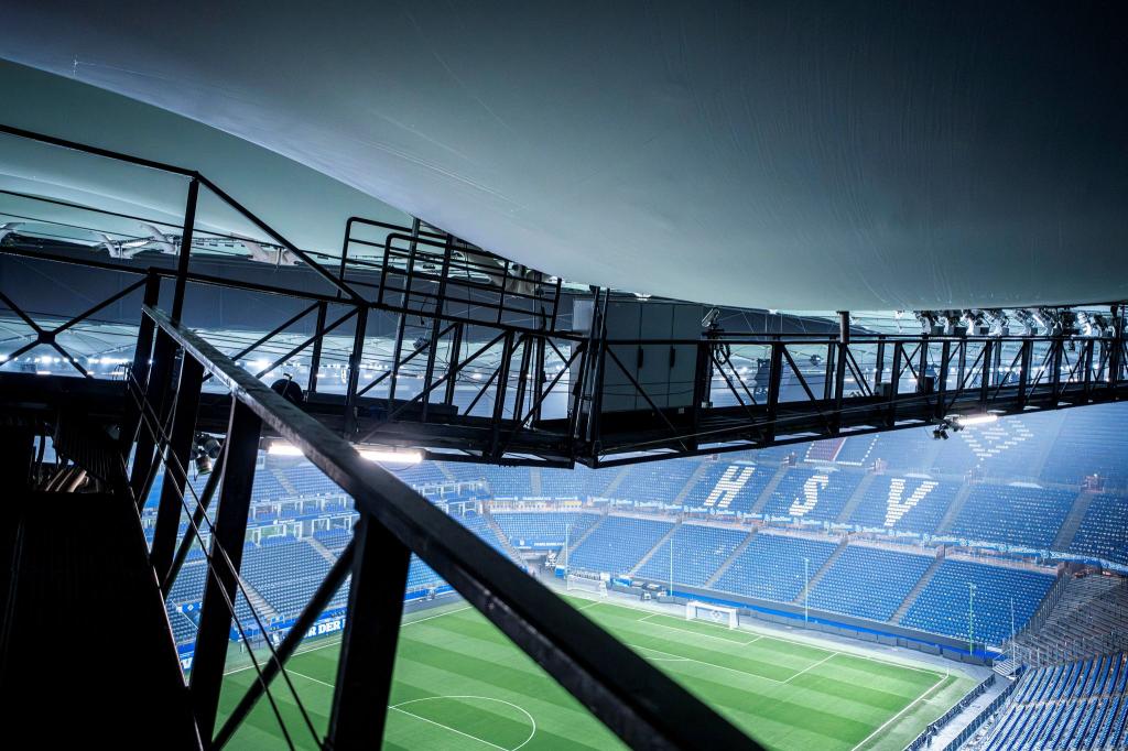 Durch Tauwasser infolge des starken Wintertreibens im Norden sind Beulen in der Dachmembran des Hamburger Volksparkstadions erkennbar. - Foto: Nils Heitmann/HSV/dpa