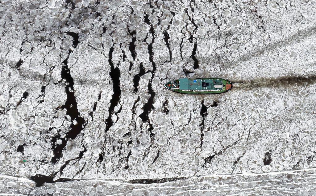 Ein Eisbrecher bahnt sich seinen Weg über die Elbe bei Hohnstorf. - Foto: Philipp Schulze/dpa