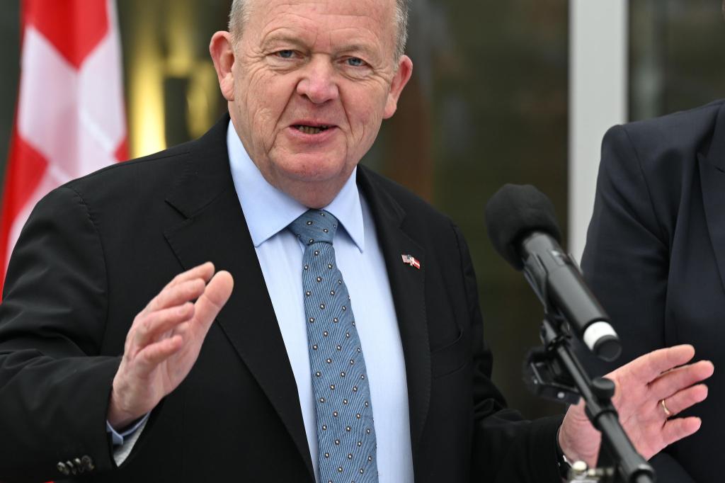 Spricht nach einem Treffen mit US-Außenminister Marco Rubio und US-Vizepräsident JD Vance in Washington davon, dass eine «fundamentale Meinungsverschiedenheit» zwischen den Parteien bestehe - der dänische Außenminister Lars Løkke Rasmussen. - Foto: John McDonnell/AP/dpa