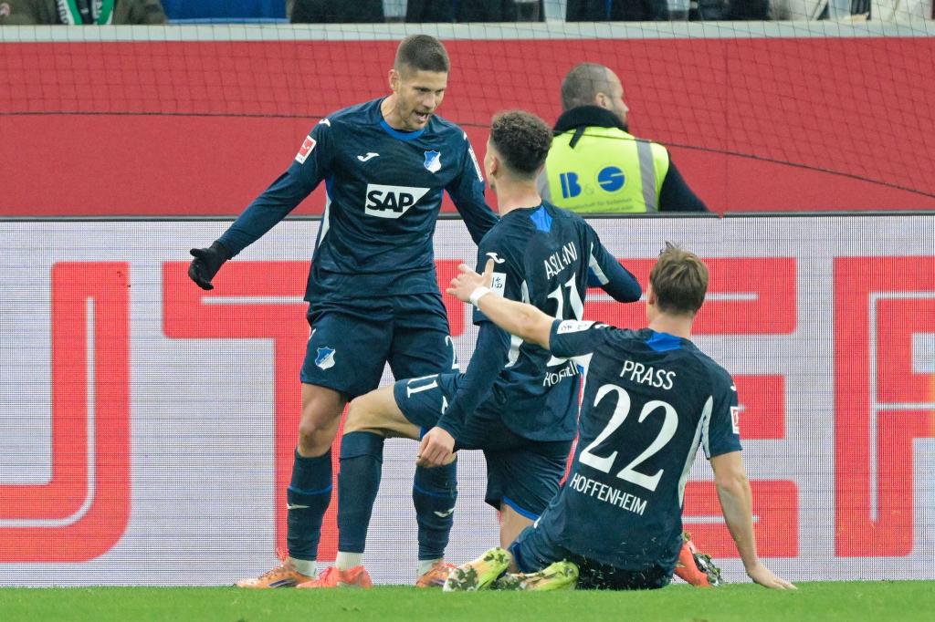Hoffenheims Andrej Kramaric (r.) darf sich feiern lassen. - Foto: Uwe Anspach/dpa