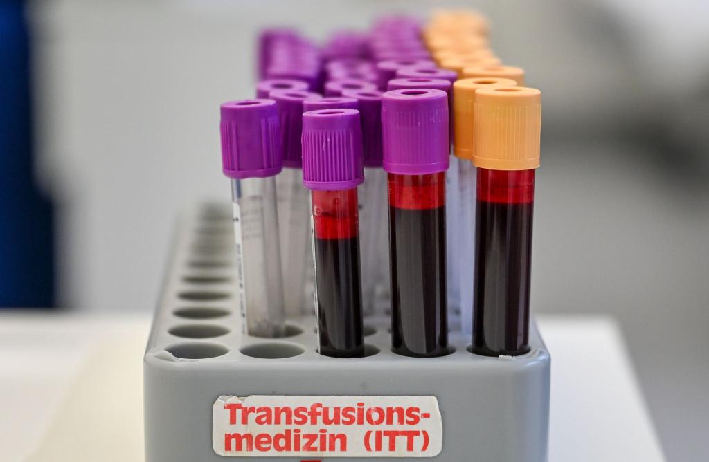 Eine Blutspende kann bis zu drei Menschen helfe (Symbolbild). - Foto: Jens Kalaene/dpa