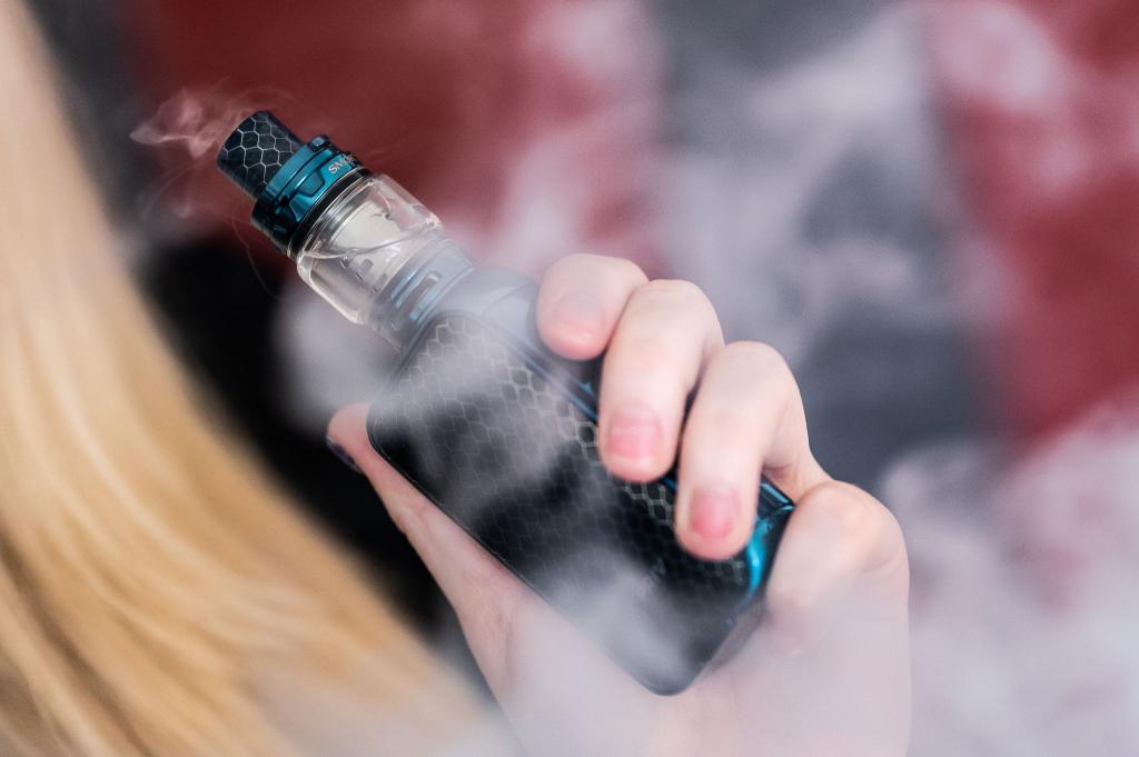 Vor allem bei jungen Menschen sind Vapes beliebt. (Symbolbild) - Foto: Silas Stein/dpa