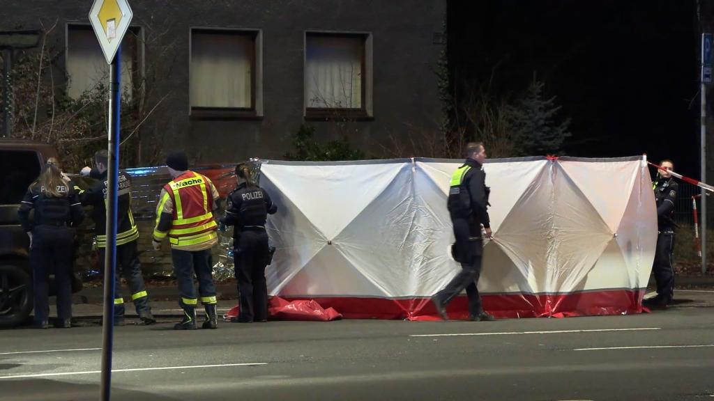 Die Polizei hat einen Sichtschutz aufgebaut. - Foto: Justin Brosch/dpa