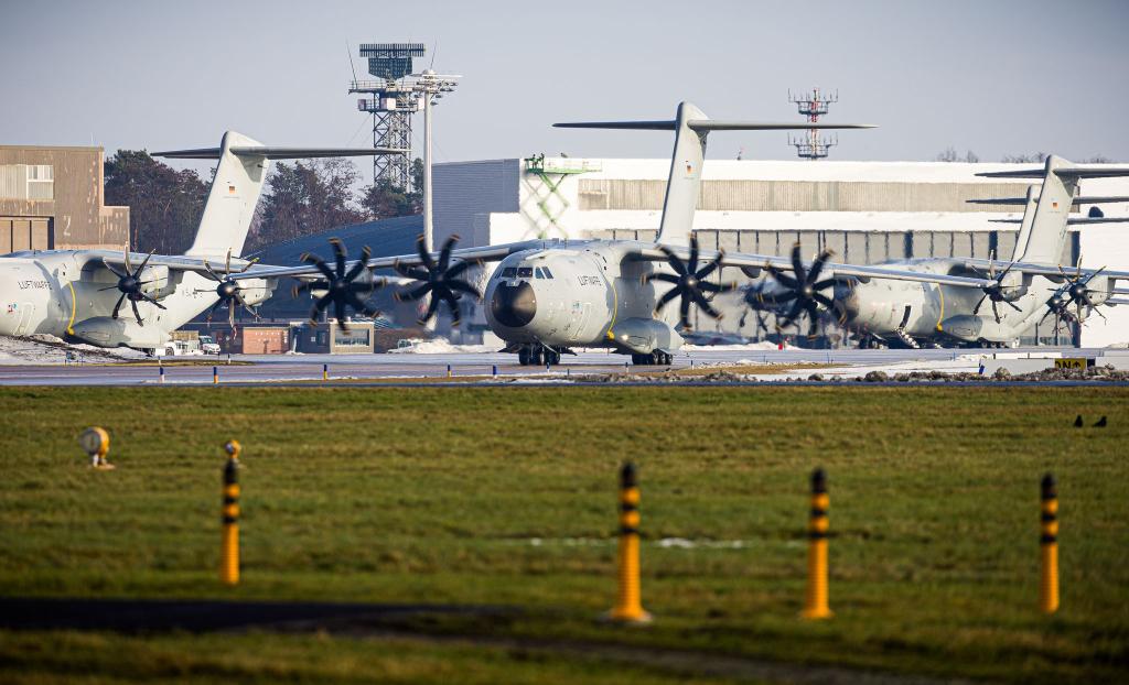 Ein Airbus A400M steht startbereit auf dem Fliegerhorst Wunstorf - Foto: Moritz Frankenberg/dpa