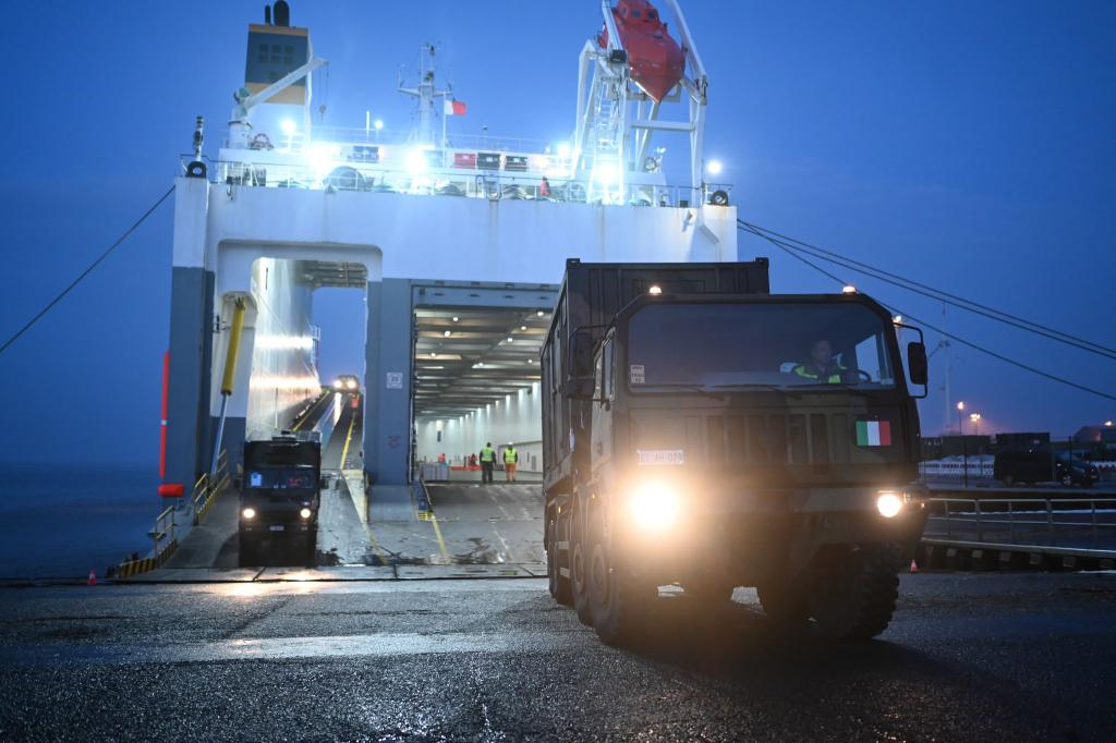Erste Militärfahrzeuge sind in Emden angekommen. - Foto: Lars Penning/dpa