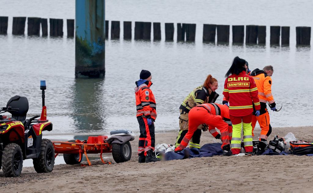 Rettungskräfte bargen einen Mann leblos aus der Ostsee vor Graal-Müritz. - Foto: Bernd Wüstneck/dpa