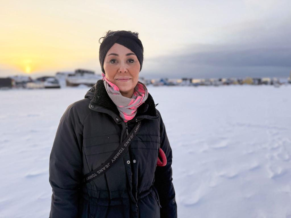 Falls die Amerikaner in Grönland einmarschieren, weiß Tillie Martinussen genau, was sie macht. - Foto: Julia Wäschenbach/dpa