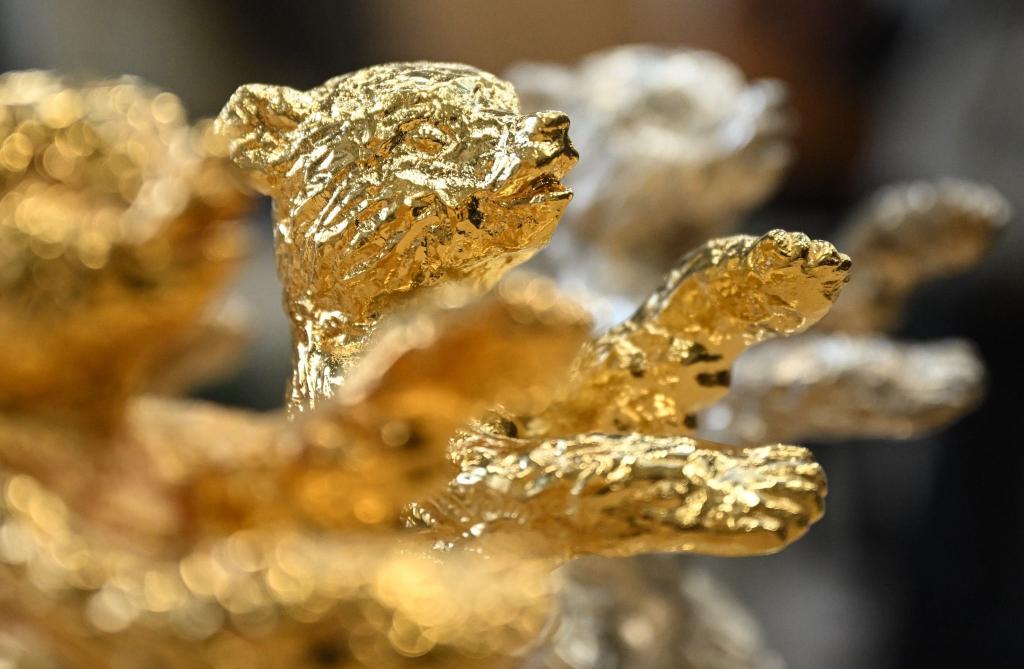 Trophäen stehen während eines Pressetermins zu der Produktion der Berlinale Bären in der Bildgießerei Hermann Noack. Die Berlinale 2026 findet vom 12. bis 22. Februar statt. - Foto: Britta Pedersen/dpa