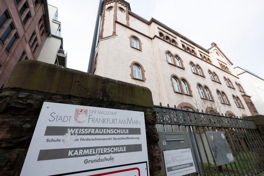 Die Schule liegt am Rande des Frankfurter Bahnhofsviertels. - Foto: Boris Roessler/dpa