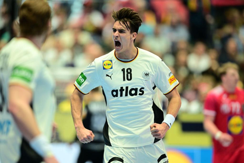 Bundestrainer Alfred Gislason setzt im Angriff und in der Abwehr auf Julian Köster. - Foto: Sina Schuldt/dpa