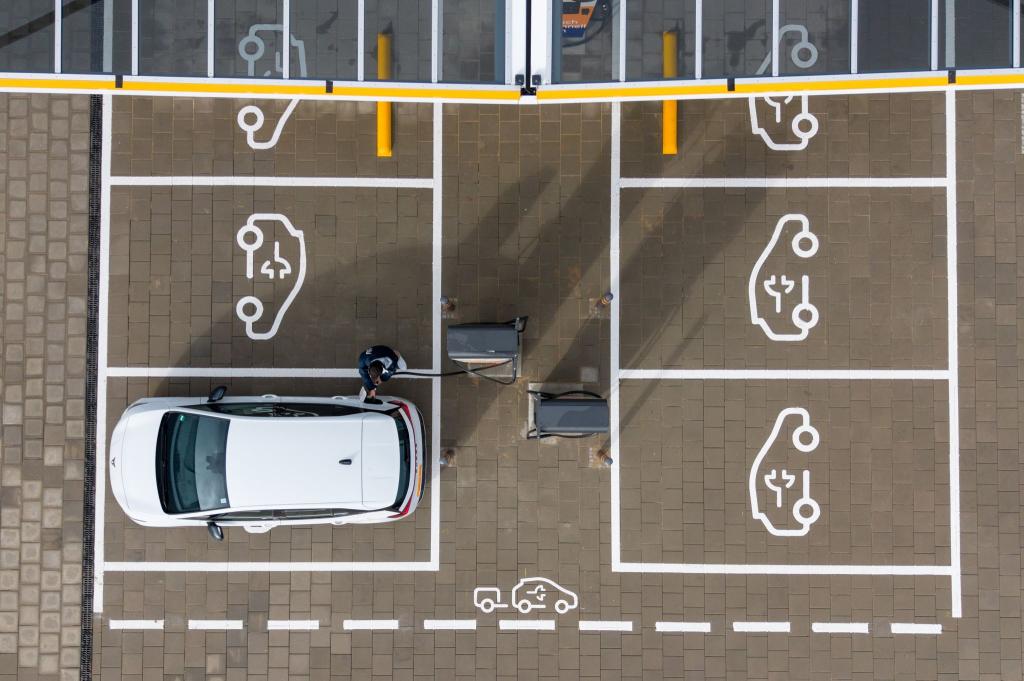 Neue E-Auto-Prämie soll rückwirkend ab dem Jahreswechsel gelten. (Archivbild) - Foto: Sebastian Kahnert/dpa