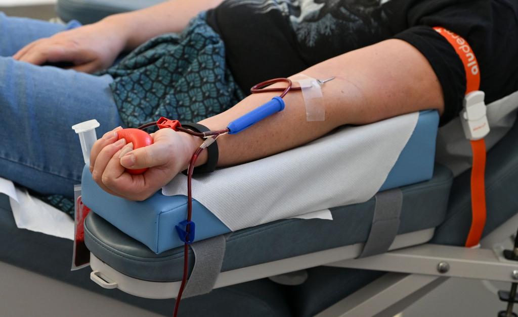 Derzeit werden die Blutkonserven knapp. Grünen-Politiker Janosch Dahmen fordert daher flexiblere Modelle für das Spenden - etwa mit Hilfe von Telemedizin. - Foto: Jens Kalaene/dpa
