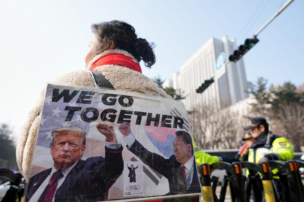 Die Anhänger von Südkoreas Ex-Präsident Yoon Suk Yeol hoffen auf Hilfe von Donald Trump. - Foto: Lee Jin-man/AP/dpa