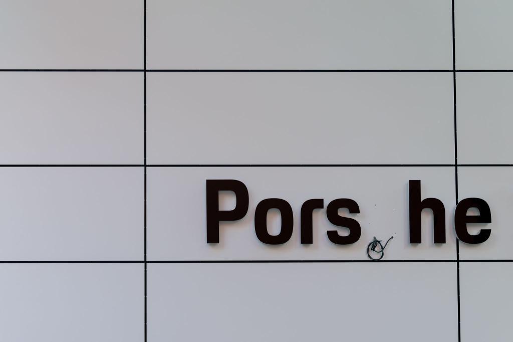 Porsche hat 2025 ein Zehntel weniger Auto verkauft. (Archivbild) - Foto: Rolf Vennenbernd/dpa