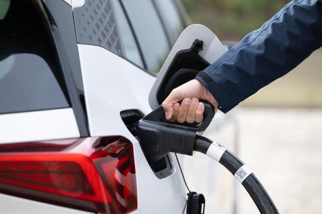 Die neue Kaufprämie für Elektroautos soll rückwirkend ab Jahresanfang gelten. - Foto: Sebastian Kahnert/dpa