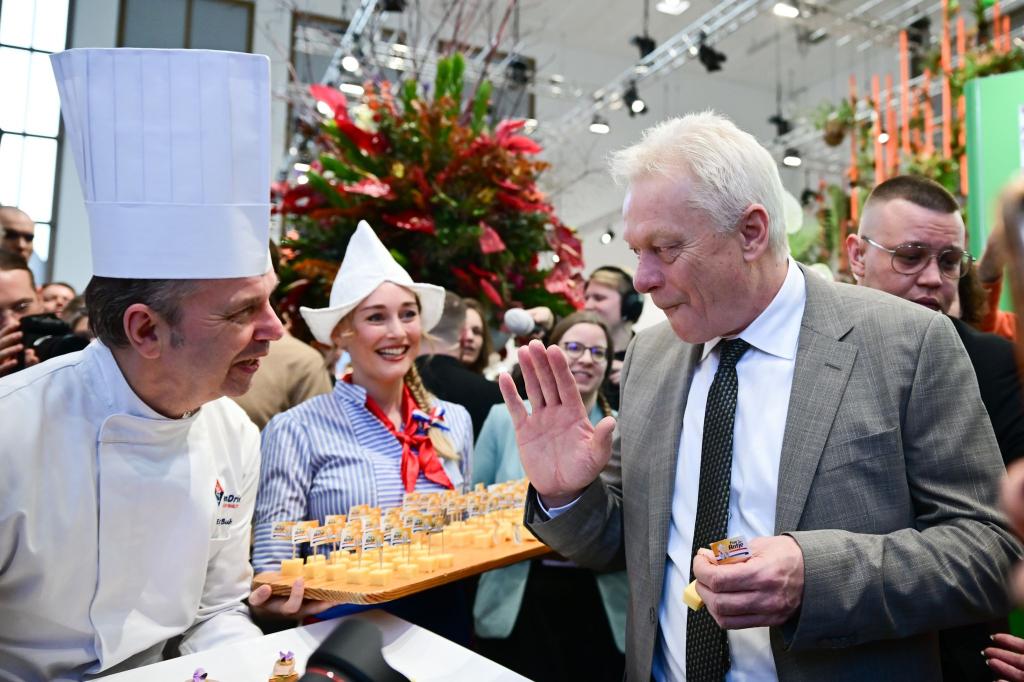Agrarminister Alois Rainer kostete beim Eröffnungsrundgang Käse. - Foto: Sebastian Christoph Gollnow/dpa