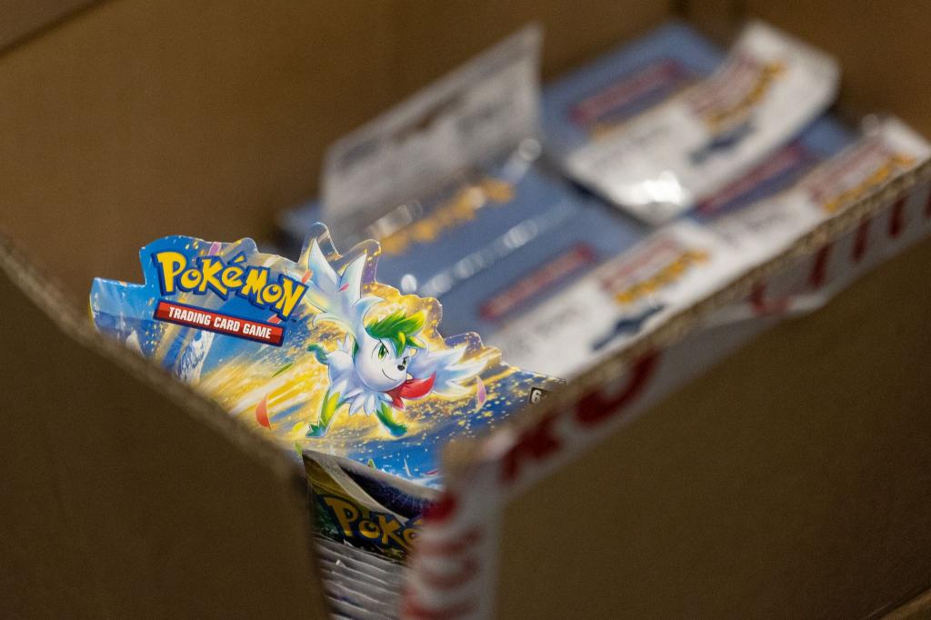 Der Handel mit Pokémon-Sammelkarten hat in den vergangenen Jahren wieder an Bedeutung gewonnen. Seltene Exemplare erzielen teils hohe Preise. (Symbolbild) - Foto: Hannes P. Albert/dpa