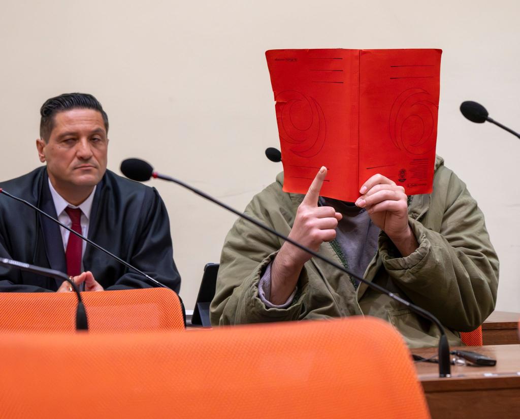 Mehrfach hob der Angeklagte den Zeigefinger. - Foto: Peter Kneffel/dpa