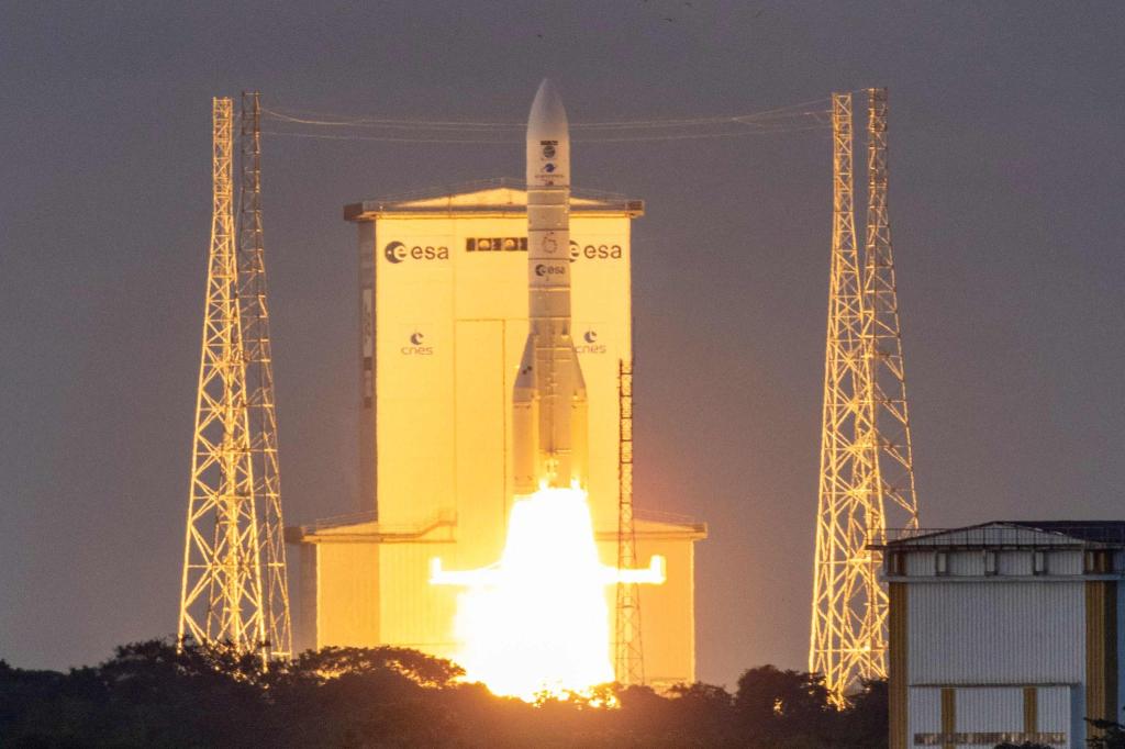 Hier startet die Ariane 6 in der schwächeren Version mit zwei Boostern, im Februar soll sie erstmals in der stärksten Version mit vier Boostern fliegen. (Archiv) - Foto: Ronan Lietar/AFP/dpa