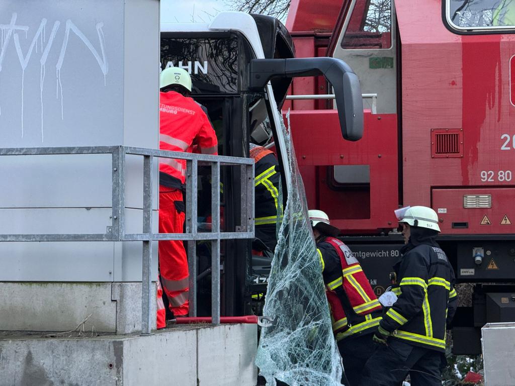 Am Hamburger Hafen hat sich ein schwerer Unfall ereignet. - Foto: Sebastian Peters/NEWS5/dpa