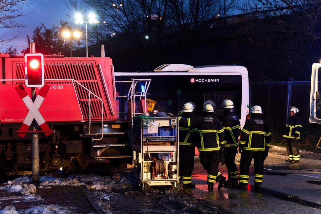 Schwerer Unfall mit Linienbus und Lokomotive in Hamburg. - Foto: Marcus Golejewski/dpa
