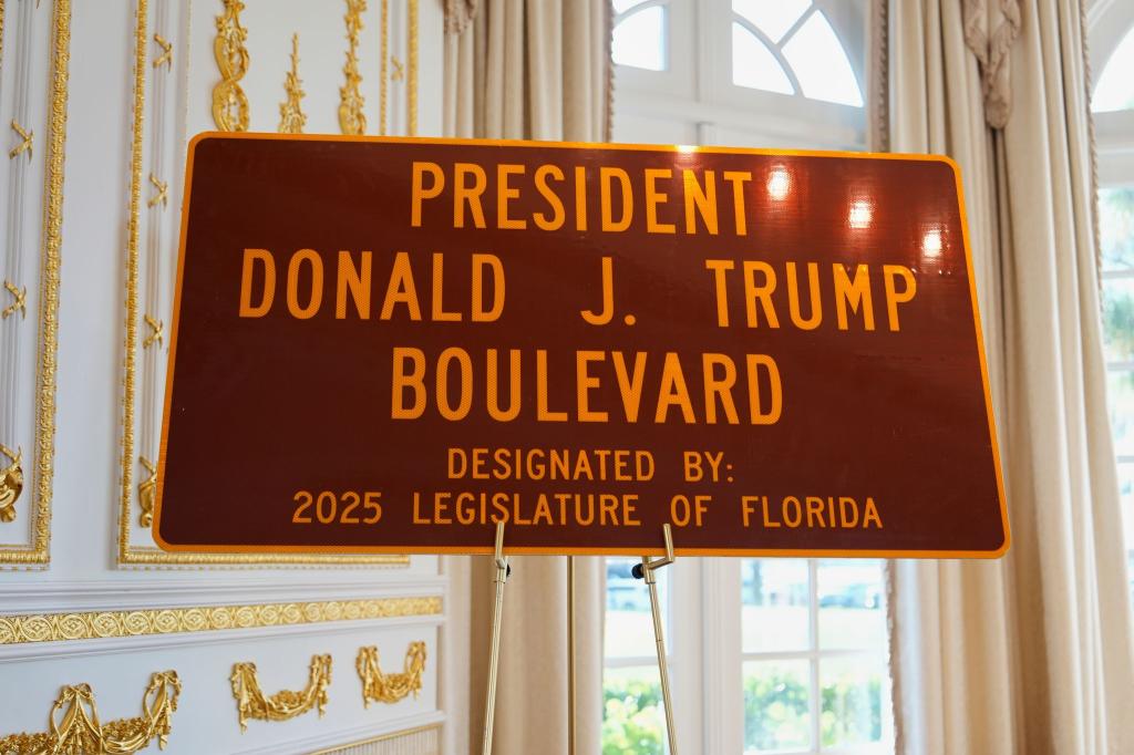 «President Donald J. Trump Boulevard» - die Straße, die zu Trumps Privatclub führt, trägt jetzt seinen Namen. - Foto: Julia Demaree Nikhinson/AP/dpa