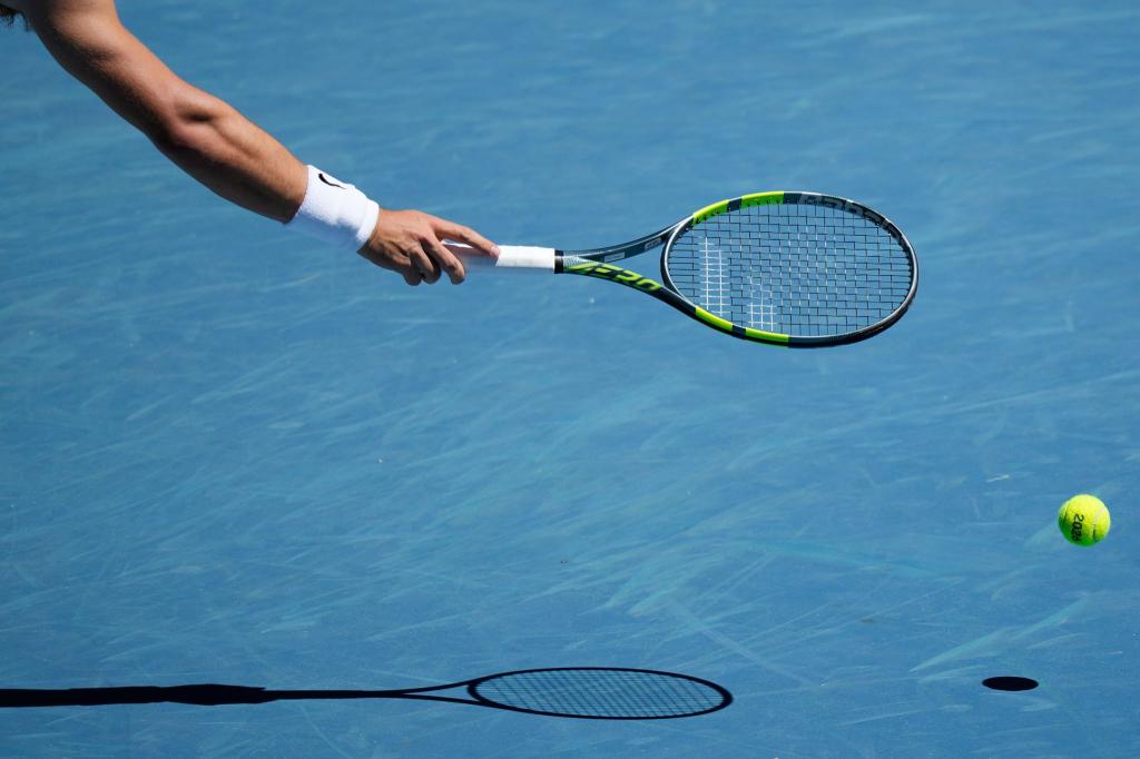 Carlos Alcaraz aus Spanien sammelt den Ball ein. - Foto: Aaron Favila/AP/dpa