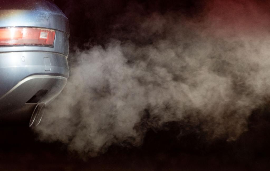 Bei den 2025 in Deutschland zugelassenen Neuwagen war der C02-Ausstoß im Schnitt deutlich niedriger als vor einem Jahr. (Archivbild) - Foto: Marijan Murat/dpa