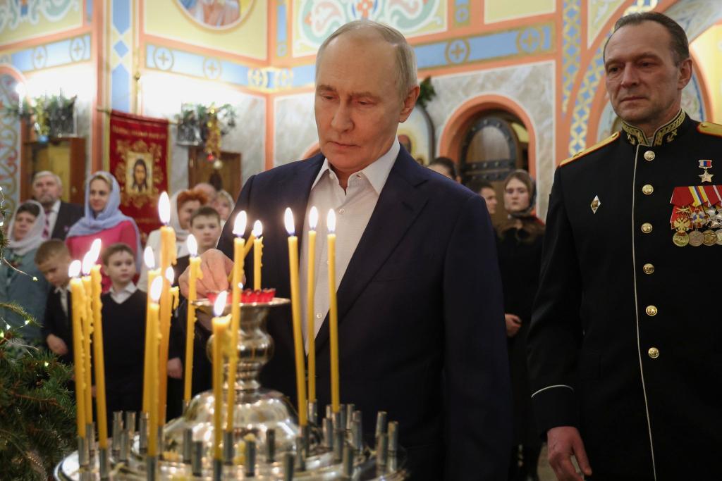 Mit welcher Bitte hat Kremlchef am orthodoxen Weihnachten wohl diese Kerze angezündet? (Archivbild) - Foto: Vyacheslav Prokofyev/Pool Sputnik Kremlin/AP/dpa