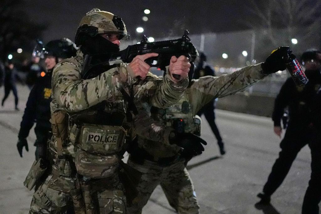 Die Einwanderungsbehörde ICE ist auch in Minnesota im Einsatz - Demonstranten protestieren seit längerem dagegen. - Foto: Yuki Iwamura/AP/dpa