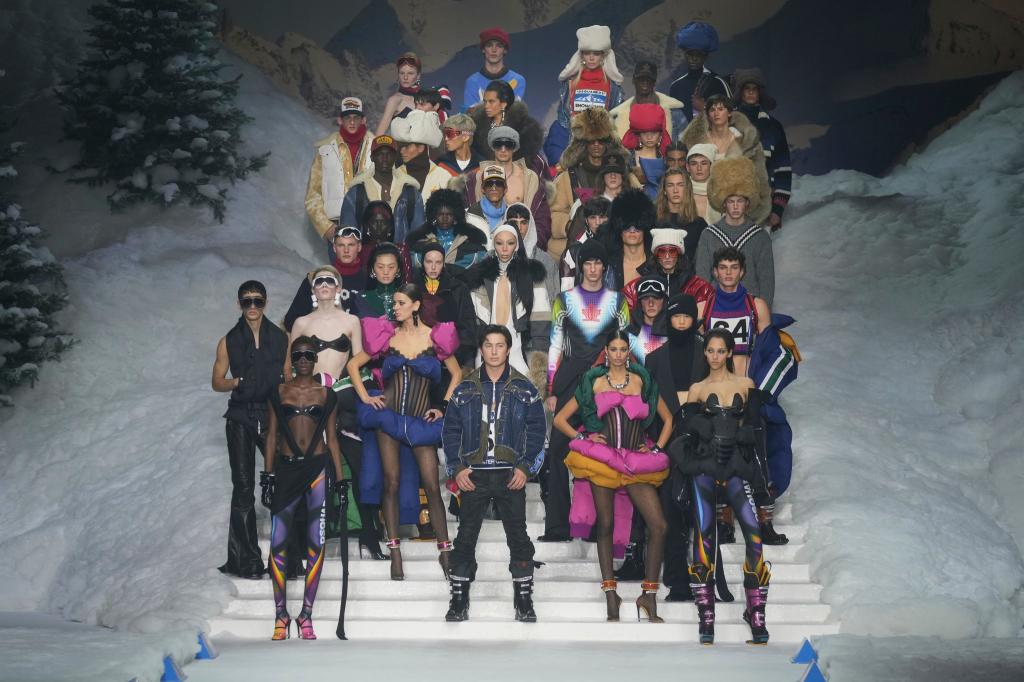 Der kanadische Schauspieler Hudson Williams (Mitte) gab bei der Modewoche in Mailand sein Debüt auf dem Laufsteg. - Foto: Antonio Calanni/AP/dpa