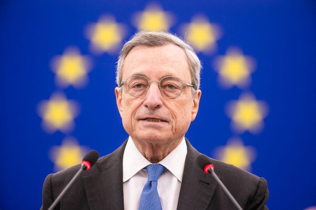 Der ehemalige Präsident der Europäischen Zentralbank (EZB) und frühere italienische Ministerpräsident Mario Draghi wird mit dem Karlspreis 2026 ausgezeichnet (Archivbild). - Foto: Philipp von Ditfurth/dpa