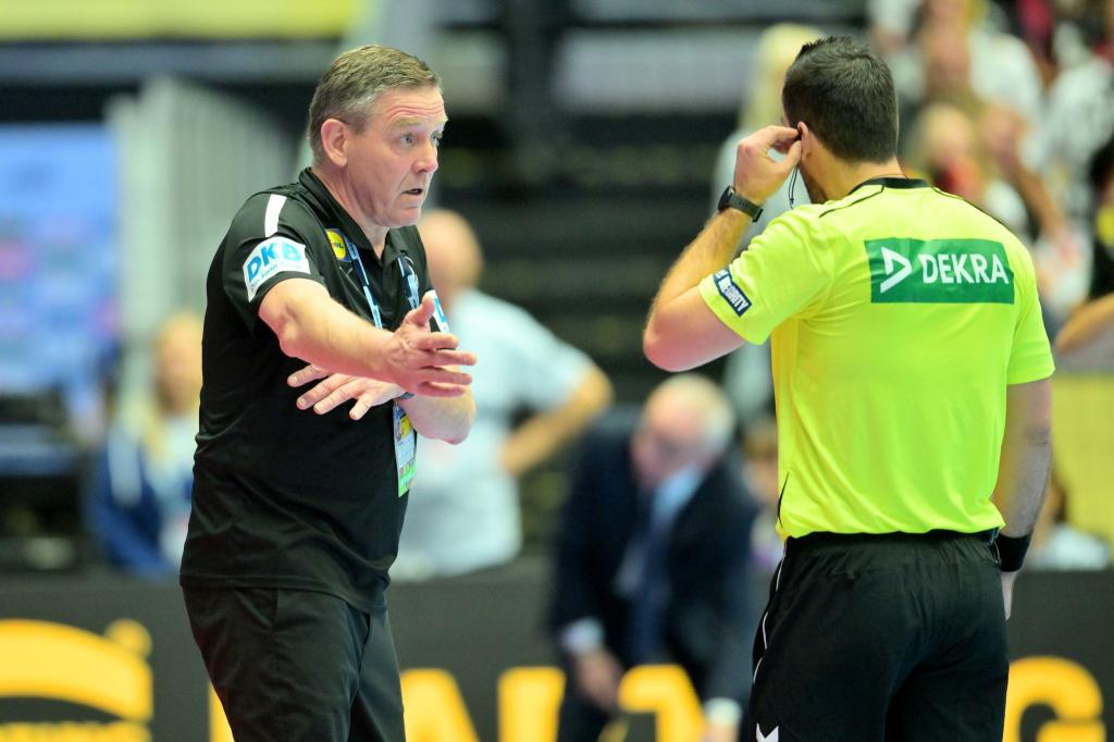 Zu früh gedrückt: Alfred Gislason leistet sich in der Schlussphase gegen Serbien einen unglücklichen Fauxpas. - Foto: Sina Schuldt/dpa