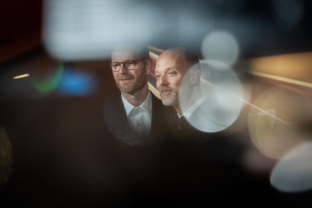 Eskil Vogt (r) und Joachim Trier werden beim 38. Europäischen Filmpreis im Haus der Kulturen der Welt in der Kategorie «European Screenwriter» ausgezeichnet. - Foto: Christoph Soeder/dpa