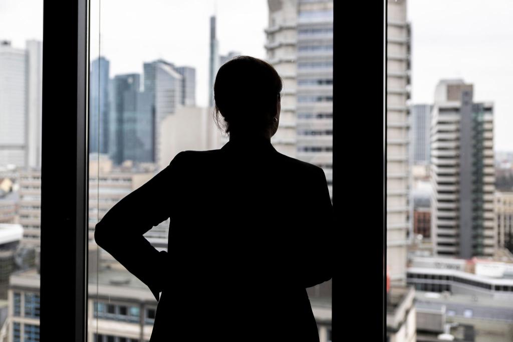 Die Hälfte der Unternehmen gab in einer Umfrage 2023 an, die Besetzung von Führungspositionen würde immer schwieriger. - Foto: Hannes P Albert/dpa