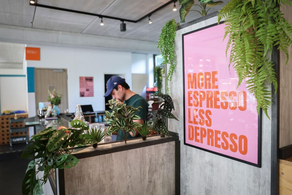 Nach einer neuen Umfrage wollen viele jüngere Menschen das Leben genießen, anstatt sich nur bei der Arbeit abzumühen. (Symbolbild) - Foto: Christian Charisius/dpa