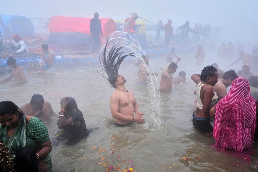 In Praygraj nehmen Gläubige am Mauni Amavasya, einem besonderen Tag im Hinduismus, ein heiliges Bad, um ihre Vorfahren zu ehren - Foto: Rajesh Kumar Singh/AP/dpa