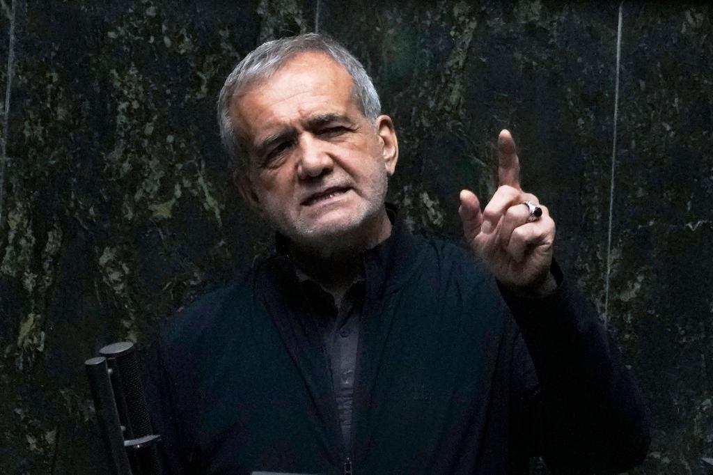 Irans Präsident Massud Peseschkian warnt die USA vor einem Angriff auf den obersten Führer, Ajatollah Ali Chamenei. (Archivbild) - Foto: Vahid Salemi/AP/dpa