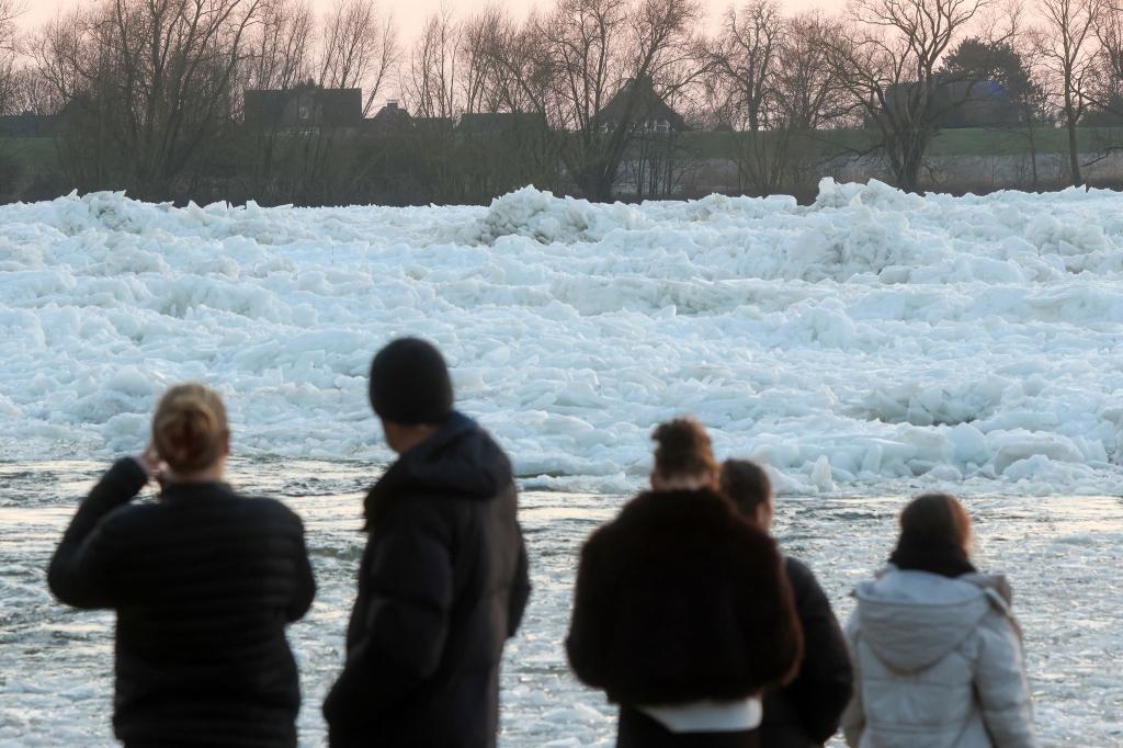 Eisschollen auf der Elbe - Foto: Bodo Marks/dpa