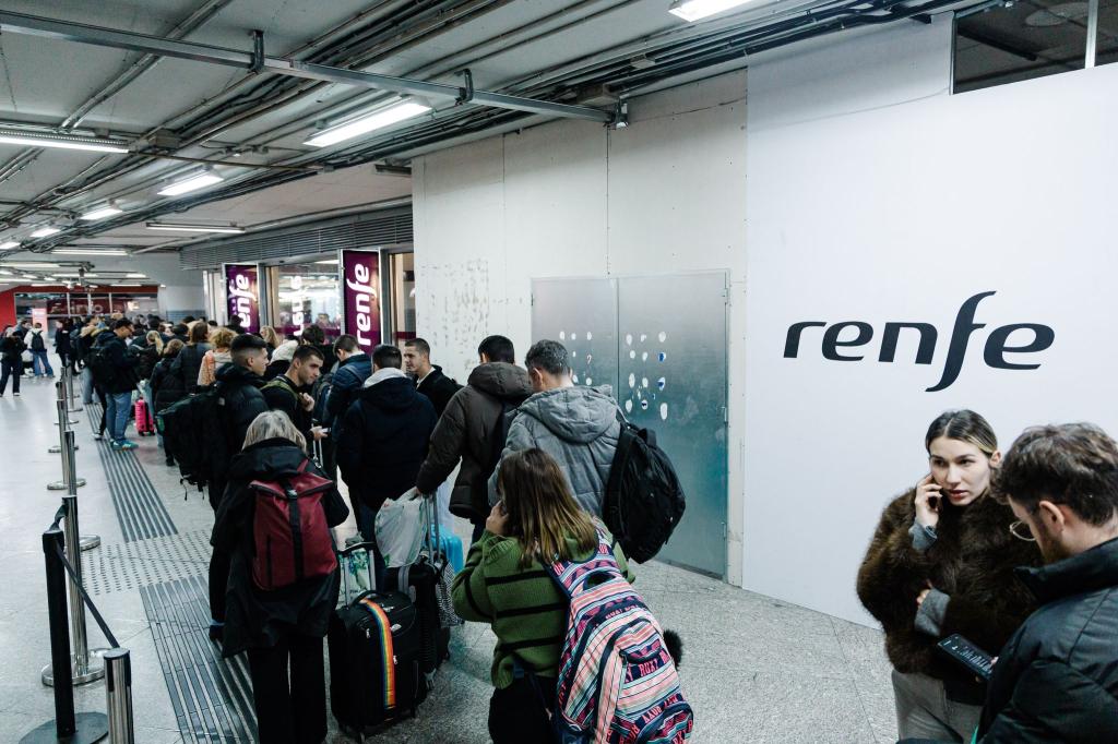 Der Verkehr auf der wichtigen Strecke zwischen Madrid und Andalusien ist bis auf weiteres unterbrochen. - Foto: Carlos Luján/EUROPA PRESS/dpa