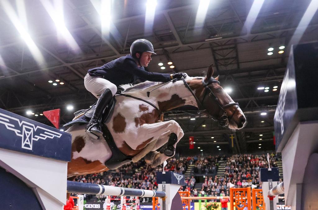 Gerrit Nieberg auf Ping Pong van de Lentamel springt im Ersten Umlauf beim Longines Fei Jumping World Cup in Leipzig. - Foto: Jan Woitas/dpa