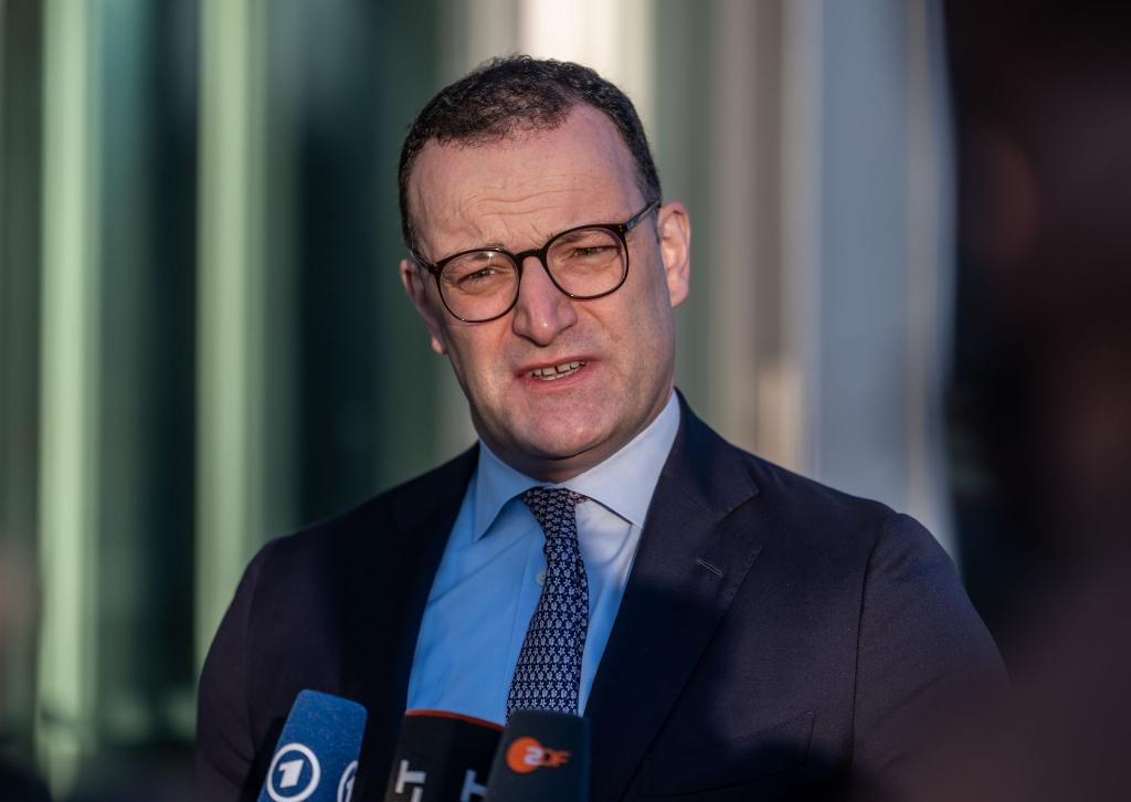 Jens Spahn weist die Kritik der Grünen am Kurs des Kanzlers zurück. - Foto: Michael Kappeler/dpa