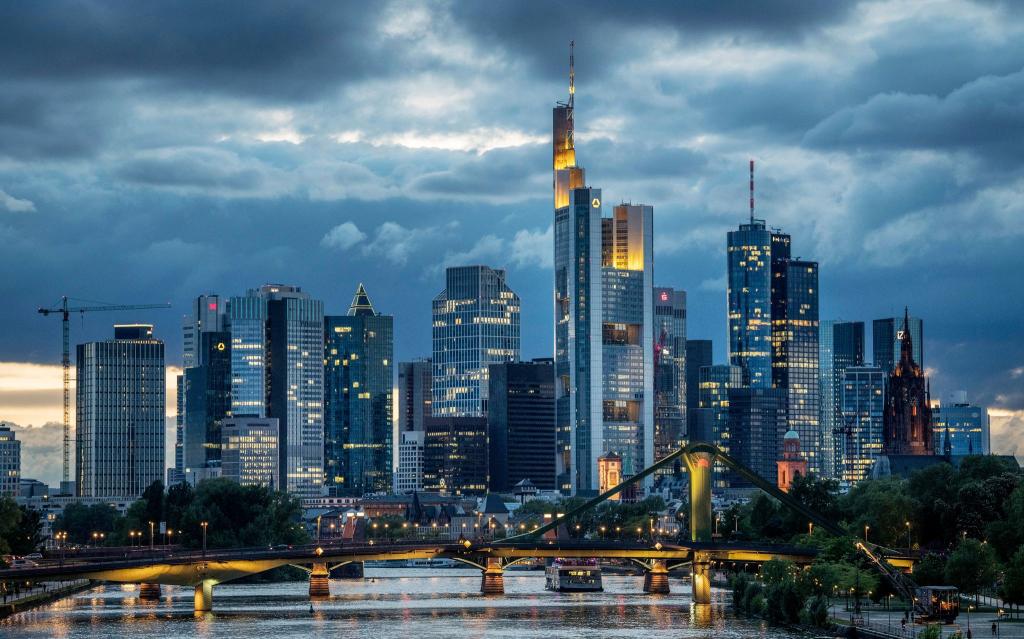 Banken halten sich wegen der Wirtschaftsflaute mit Krediten zurück. (Symbolbild) - Foto: Boris Roessler/dpa/dpa-tmn