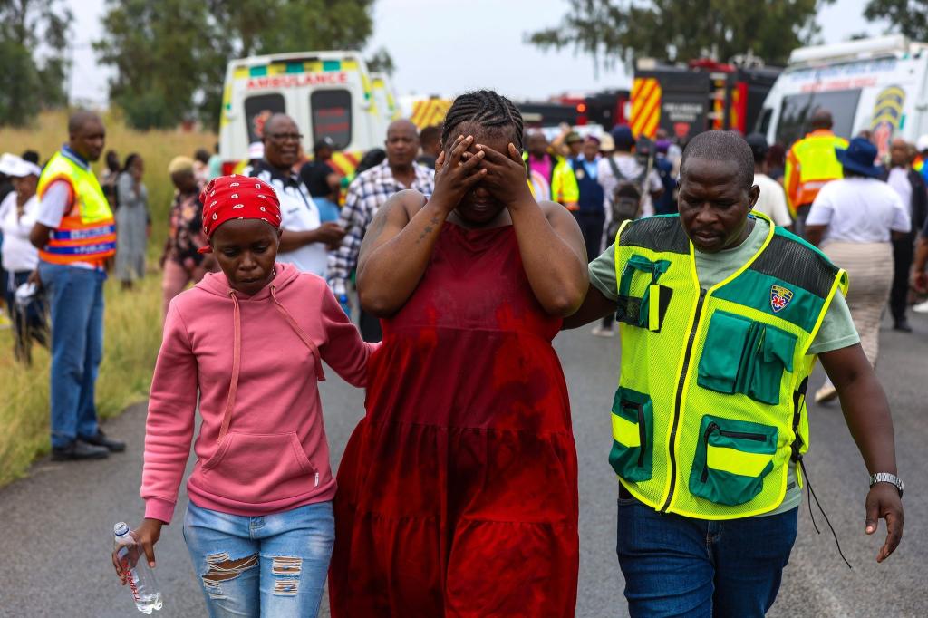 In der südafrikanischen Stadt Vanderbijlpark, in der Nähe von Johannesburg, wurden 13 Kinder bei einem Schulbus-Unfall getötet. - Foto: Uncredited/AP/dpa