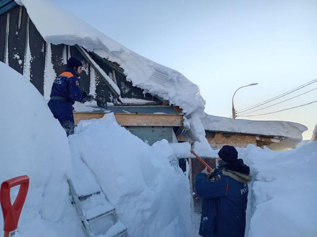 Einsatzkräfte kämpfen auf der fernöstlichen Halbinsel Kamtschatka gegen die Schneemassen. - Foto: -/Government of Kamchatka Territory via XinHua/dpa