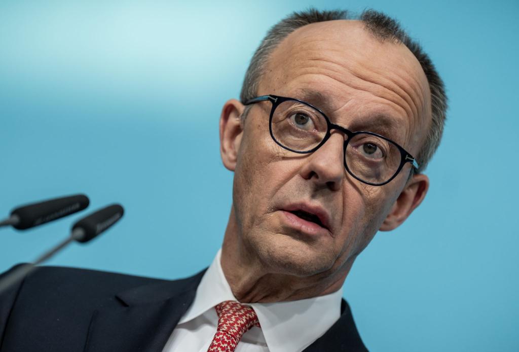 Kanzler Merz bekräftigt seine Kritik an der Höhe des Krankenstandes in Deutschland - Foto: Michael Kappeler/dpa