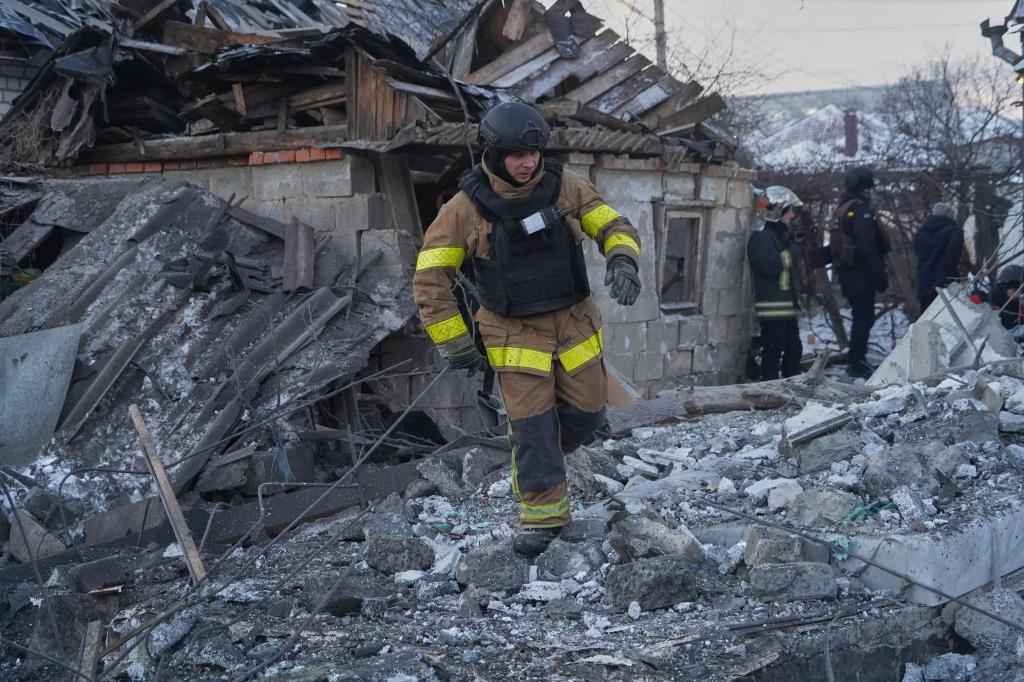 Russische Bomben trafen ein Viertel mit Einfamilienhäusern in Charkiw. - Foto: Andrii Marienko/AP/dpa