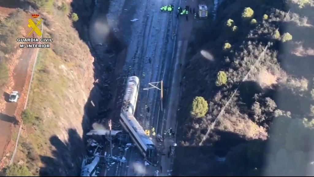 Bei einem der schwersten Zugunglücke in der Geschichte Spaniens gab es Dutzende Tote und viele Verletzte. - Foto: -/Guardia Civil via AP/dpa