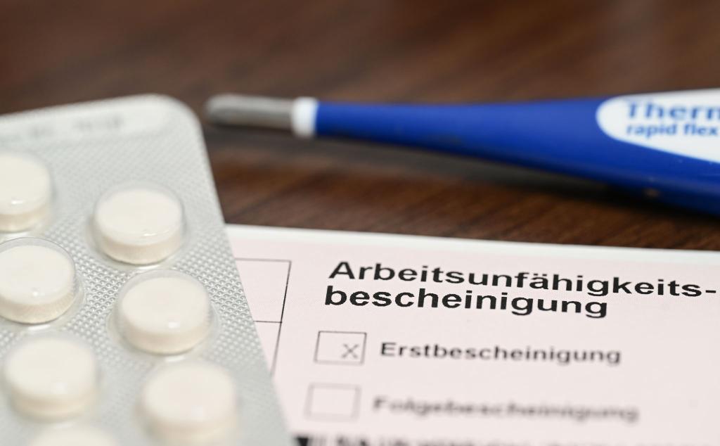 Krankheitsbedingte Fehlzeiten im Job bleiben 2025 auf erhöhtem Niveau. (Archivbild) - Foto: Bernd Weißbrod/dpa